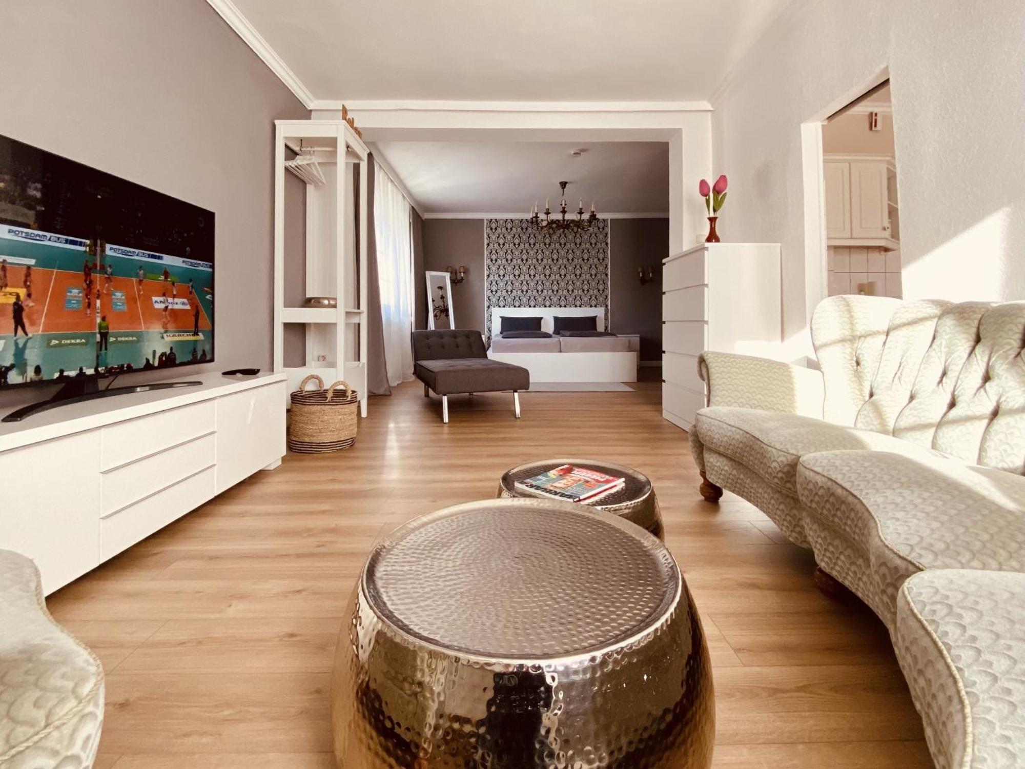 CASA REHSE - Stilvolles Apartment - 24h-Self-Check-in - kostenlos Parken&WLAN - ÖPNV 80 Meter - 55Zoll-TV Erfurt Exterior foto